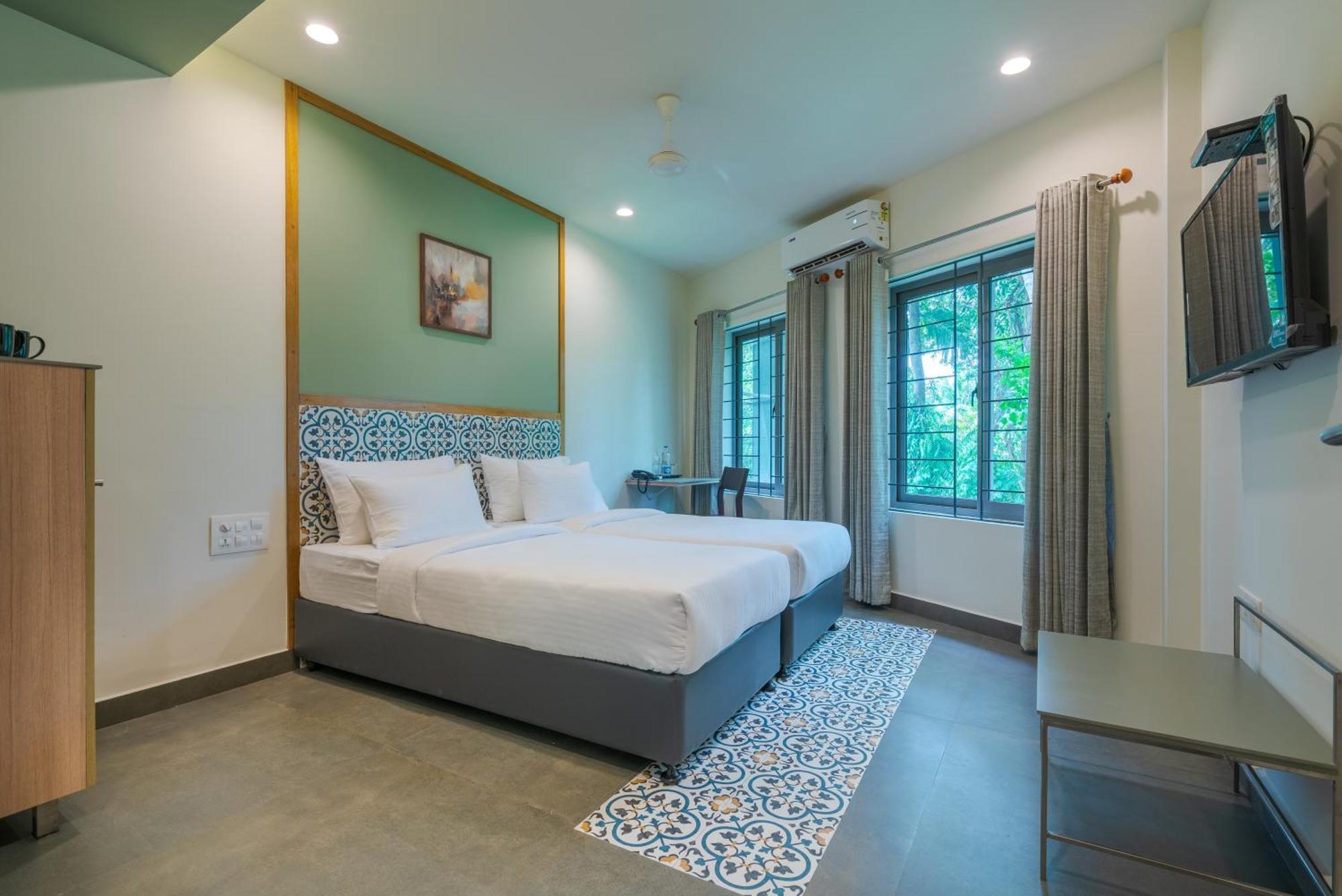 Aryaas Regent Hotel Kochi Exterior photo